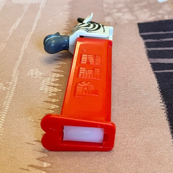 PEZ Candy Dispenser Marty From Madagascar (Hungary) - Picture 5 of 7